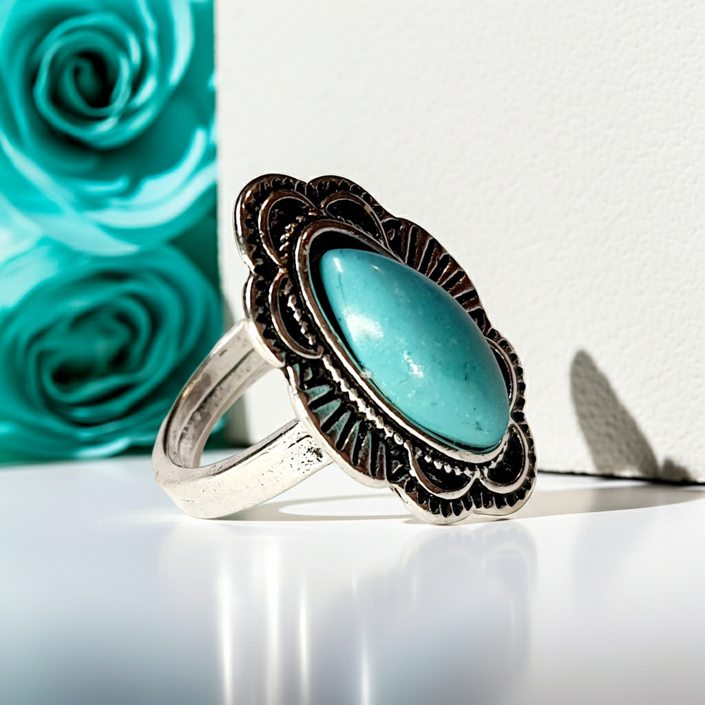 Pierścionek srebrny z owalnym turkusowym kamieniem w ozdobnej oprawie, styl boho vintage, stal nierdzewna, stal chirurgiczna, rozmiar 15 mm, wodoodporne, hipoalergiczne, jakość premium, Rouge Bizu.