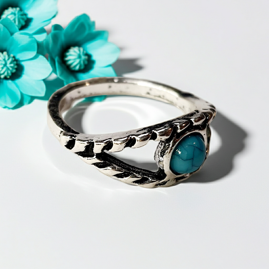 Pierścionek srebrny z turkusowym kamieniem w okrągłej oprawie, stal nierdzewna, stal chirurgiczna, styl boho minimalistyczny vintage, rozmiar 16 mm, wodoodporne, hipoalergiczne, jakość premium, Rouge Bizu.