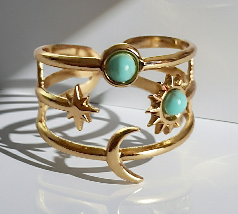 Złoty pierścionek z turkusowymi kamieniami i motywami gwiazdy, księżyca i słońca – rozmiar 17mm, stal nierdzewna, styl etno boho