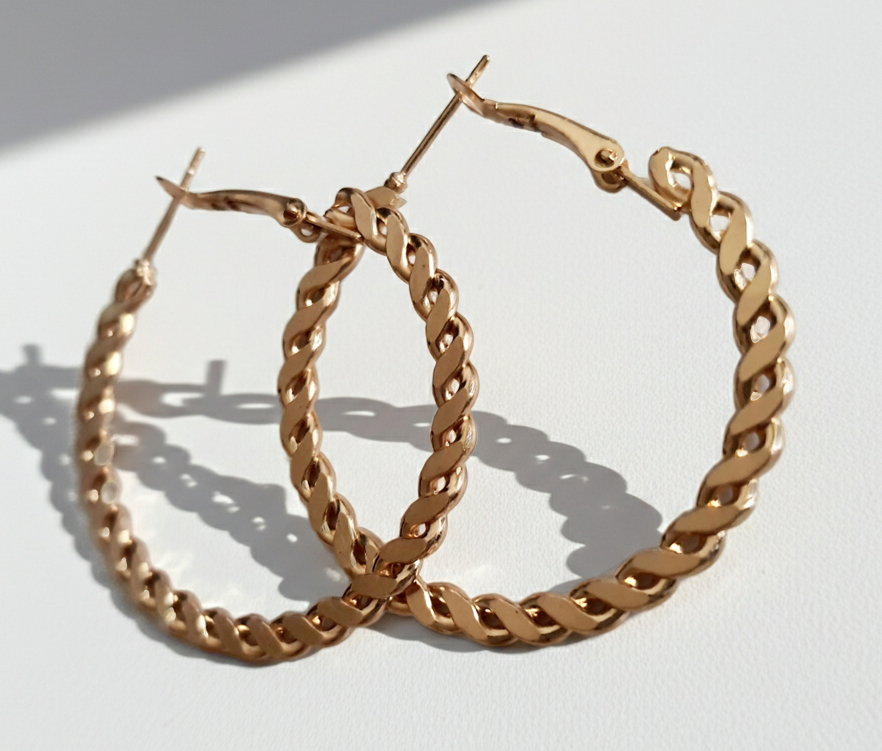 Złote kolczyki typu hoop o średnicy 3,5 cm z plecionym splotem, błyszczące i lekkie, styl Y2K
