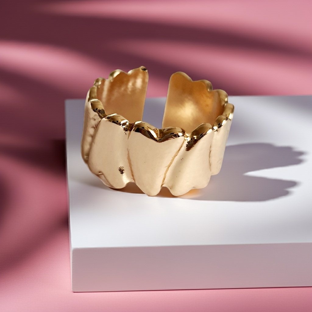 Złoty pierścionek ze stali nierdzewnej z wypukłymi serduszkami, romantyczny, minimalistyczny styl, rozmiar 16 mm. Rouge Bizu.

