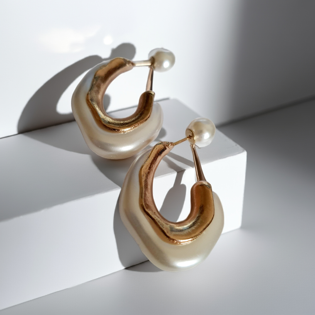 „Złote kolczyki ze stali nierdzewnej o długości 4 cm, z perłowym wykończeniem i nowoczesną organiczną formą, eleganckie i artystyczne – Rouge Bizu.”