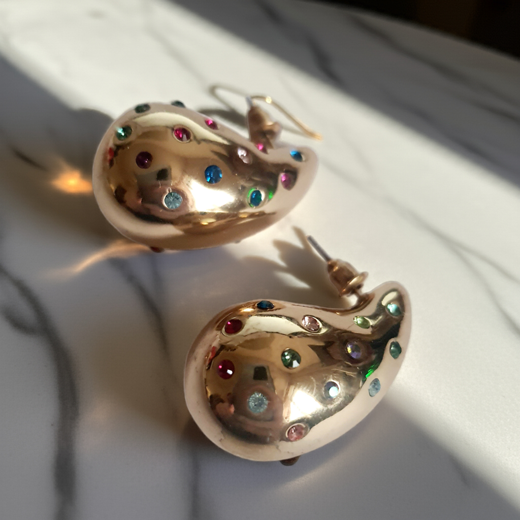 Złote kolczyki z kolorowymi kryształkami, eleganckie i radosne, stal nierdzewna, 3 cm, zapięcie sztyft. Rouge Bizu.