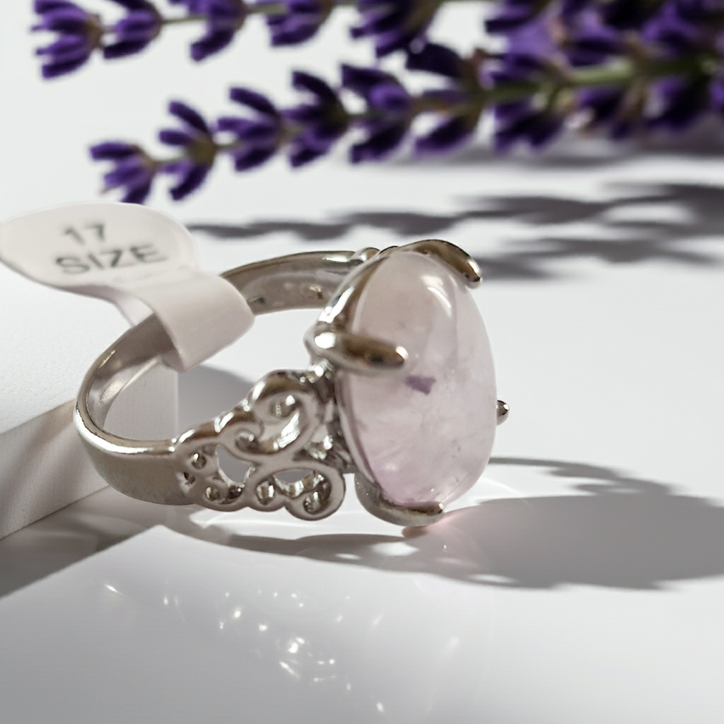 🌷 Rose Ray – a subtle vintage ring with a light pink stone