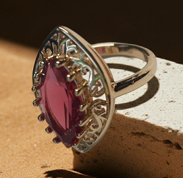 Złoty pierścionek ze stali nierdzewnej z czerwonym kamieniem w kształcie łzy w ażurowej oprawie w stylu glamour vintage. Rozmiar 19 mm. stal chirurgiczna, stal nierdzewna, wodoodporne, hipoalergiczne, jakość premium, RougeBizu.