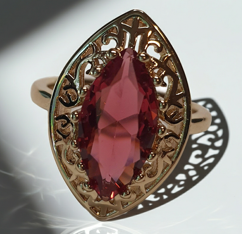 Złoty pierścionek ze stali nierdzewnej z czerwonym kamieniem w kształcie łzy w ażurowej oprawie w stylu glamour vintage. Rozmiar 19 mm. stal chirurgiczna, stal nierdzewna, wodoodporne, hipoalergiczne, jakość premium, RougeBizu.