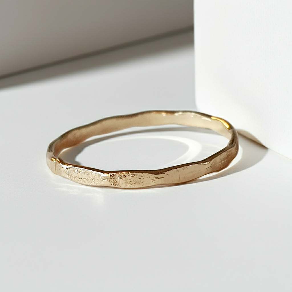 Złota obrączka ze stali chirurgicznej, młotkowana, o nieregularnej powierzchni i połysku, rozmiar 16 mm, minimalistyczny design. Stal nierdzewna, wodoodporne, hipoalergiczne, jakość premium. Rouge Bizu.