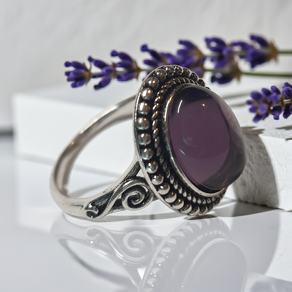 Srebrny pierścionek ze stali nierdzewnej z owalnym mleczno-liliowym kamieniem w stylu vintage boho romantycznym. Rozmiar 20 mm. stal chirurgiczna, stal nierdzewna, wodoodporne, hipoalergiczne, jakość premium, RougeBizu.