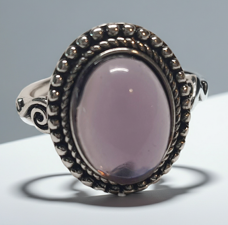 Srebrny pierścionek ze stali nierdzewnej z owalnym mleczno-liliowym kamieniem w stylu vintage boho romantycznym. Rozmiar 20 mm. stal chirurgiczna, stal nierdzewna, wodoodporne, hipoalergiczne, jakość premium, RougeBizu.