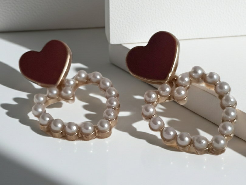 Kolczyki damskie ze stali nierdzewnej, złota oprawa, górny element w kształcie czerwonego serca, dolny element – serce z perełek, długość 3 cm, styl romantyczny glamour, Rouge Bizu.