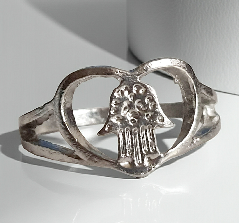 Serce ochrony – srebrny pierścionek z dłonią Fatimy