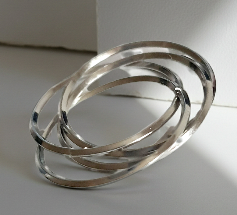 Srebrny pierścionek ze stali nierdzewnej i chirurgicznej z trzech przeplatających się obręczy, styl minimalistyczny i elegancki, rozmiar 20 mm. Wodoodporny, hipoalergiczny, jakość premium. Rouge Bizu.