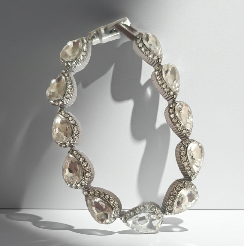 Srebrna Bransoletka z Kryształami Łezka – Luksus, który lśni