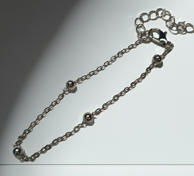 The golden power of minimalism – a flexible bracelet in a retro style