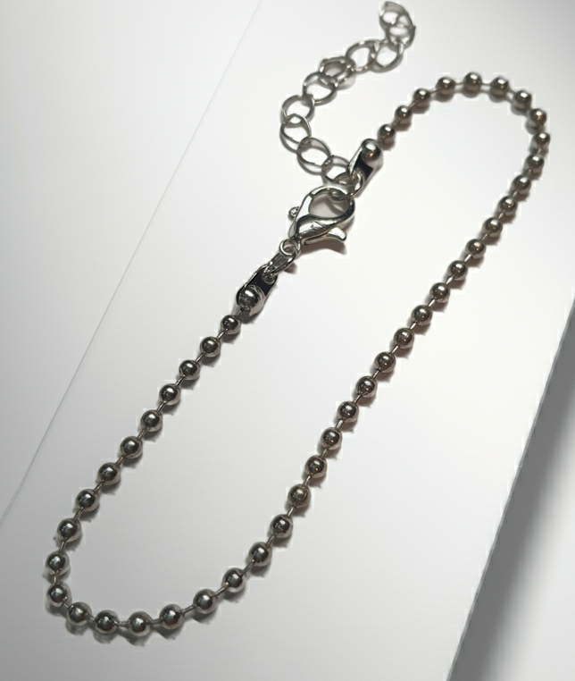 The golden power of minimalism – a flexible bracelet in a retro style