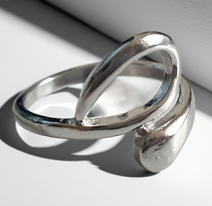 Srebrna fala – pierścionek o płynnej, nowoczesnej formie