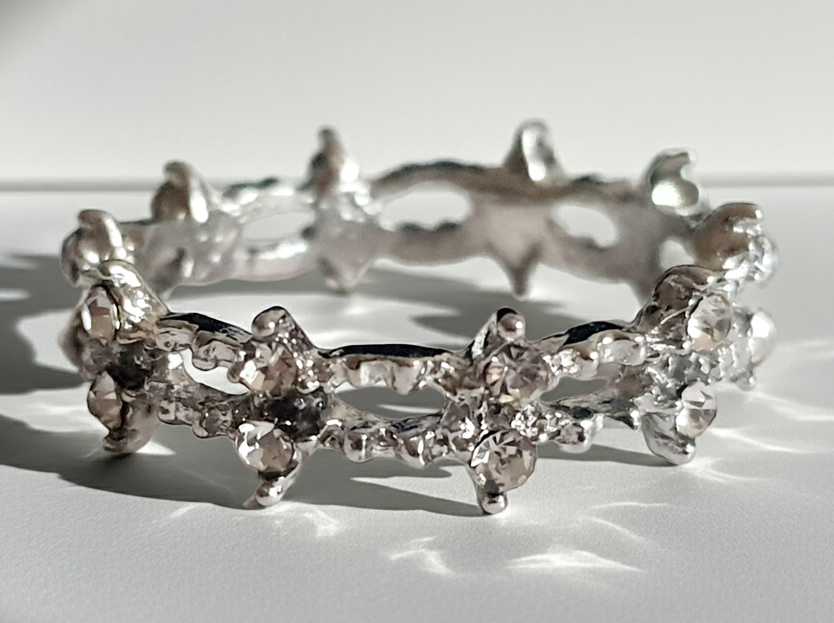 Srebrny pierścionek ze stali nierdzewnej i chirurgicznej z cyrkoniami w formie korony, styl glamour i romantyczny, rozmiar 20 mm. Wodoodporny, hipoalergiczny, jakość premium. Rouge Bizu.