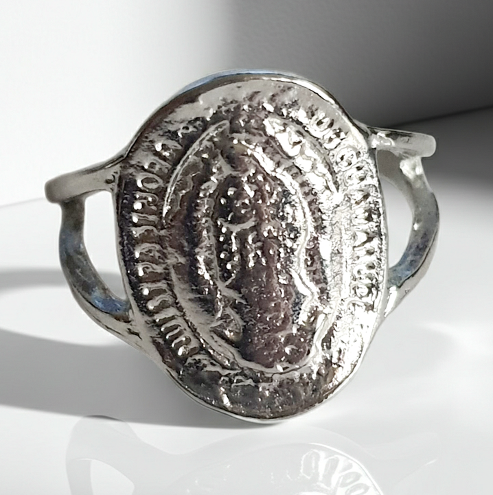 Srebrna modlitwa – pierścionek z owalnym medalionem