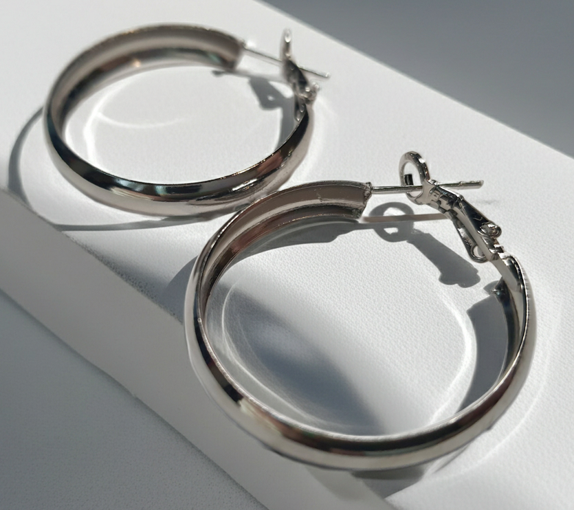 Gold earrings with a pearl disc – a modern classic