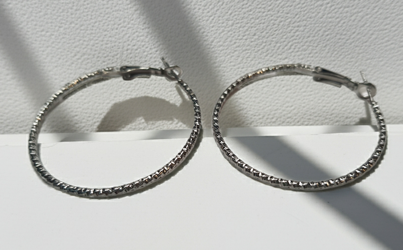 Srebrne kolczyki klasyczne fakturowane kółka o średnicy 4 cm, stal chirurgiczna, stal nierdzewna, wodoodporne, hipoalergiczne, jakość premium, RougeBizu.