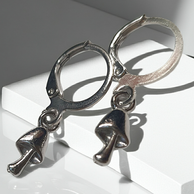 Gold earrings with a pearl disc – a modern classic