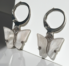Gold earrings with a pearl disc – a modern classic
