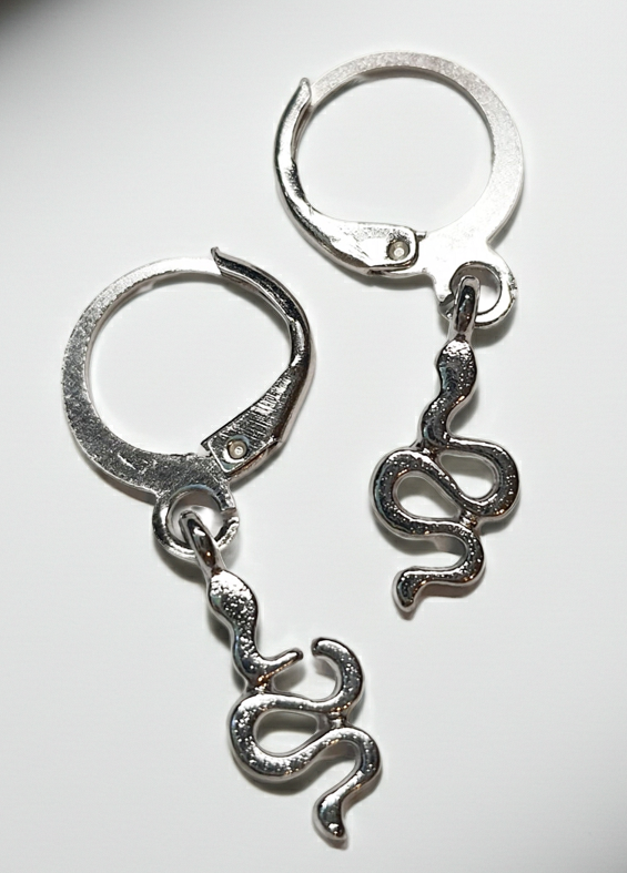 Gold earrings with a pearl disc – a modern classic