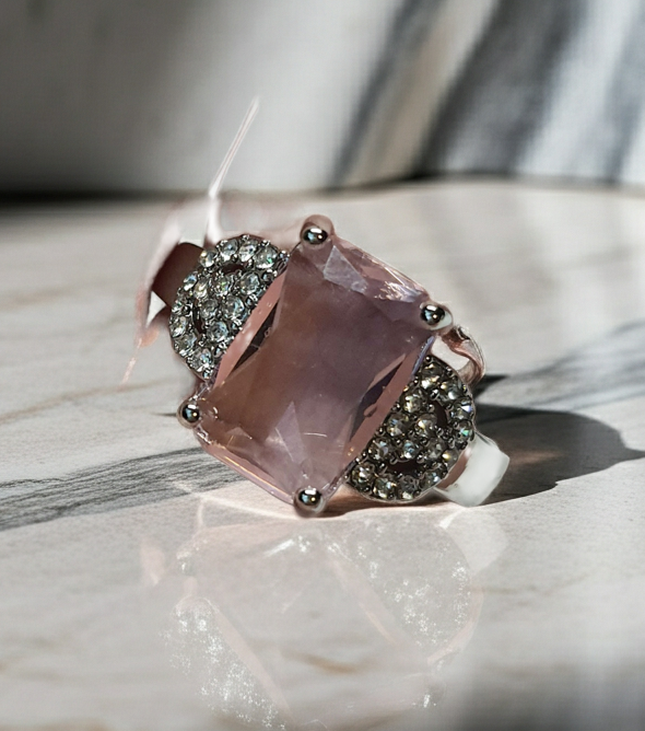 Srebrny Szept – pierścionek z różowym kamieniem i sercem z cyrkonii