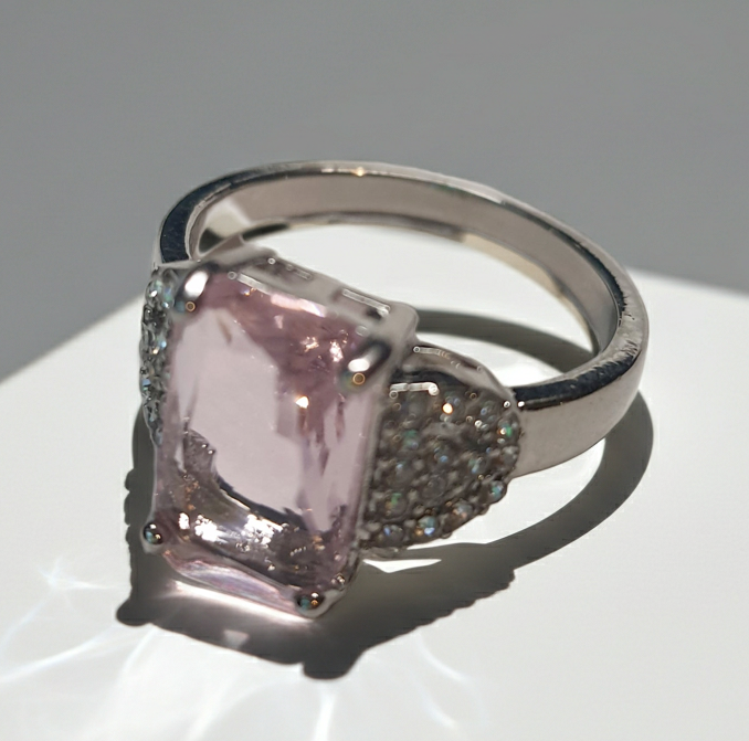 Srebrny Szept – pierścionek z różowym kamieniem i sercem z cyrkonii