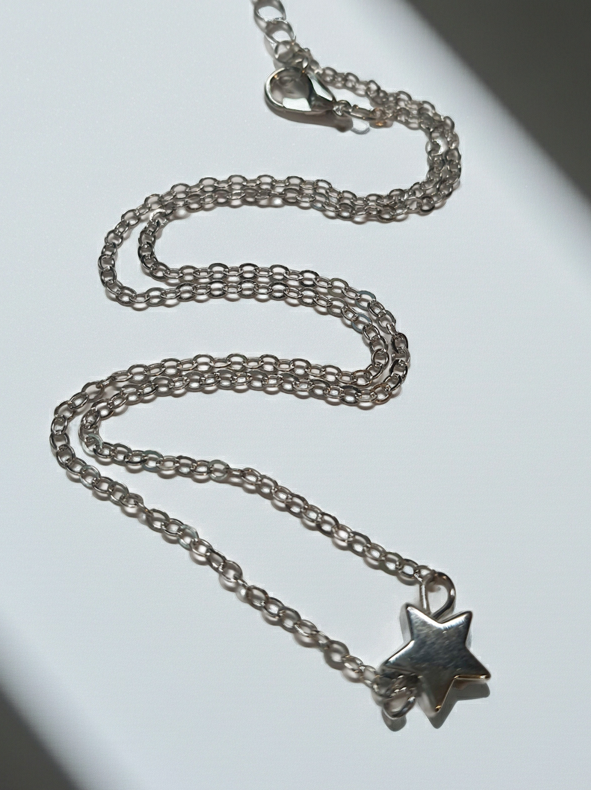 Srebrny łańcuszek celebrytka z zawieszką w kształcie gwiazdki, stal chirurgiczna, stal nierdzewna, wodoodporne, hipoalergiczne, jakość premium, długość 40–46 cm, RougeBizu.