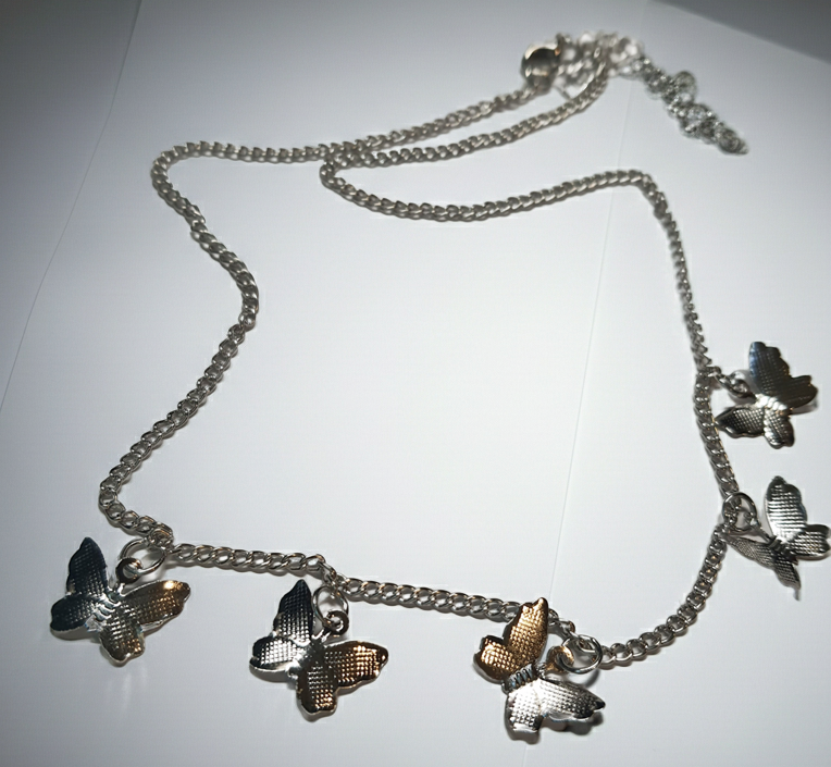 Srebrny łańcuszek celebrytka z zawieszkami w kształcie motylków, stal chirurgiczna, stal nierdzewna, wodoodporne, hipoalergiczne, jakość premium, długość 40–46 cm, RougeBizu.