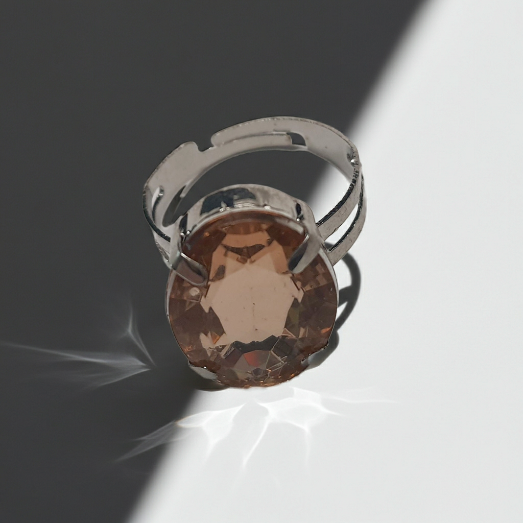 Srebrny pierścionek z dużym bursztynowo-złotym okrągłym kamieniem, metal, szlifowany kamień o ciepłym połysku, elegancki styl, regulowany rozmiar, Rouge Bizu.