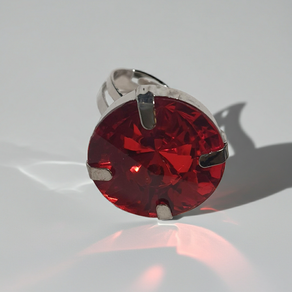 Srebrny pierścionek z czerwonym szlifowanym kamieniem, metal, duży okrągły kamień w klasycznej oprawie, styl glamour, rozmiar 17 mm z regulacją, Rouge Bizu.