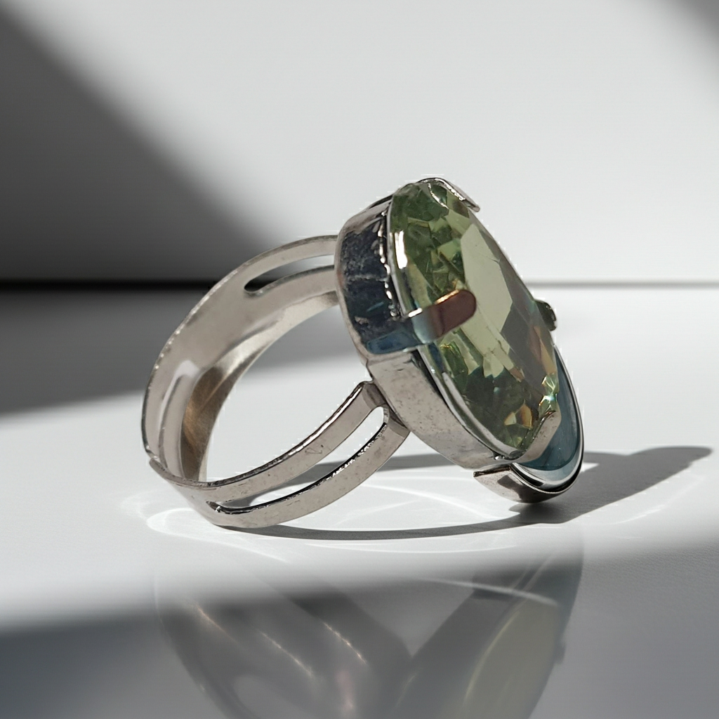 Srebrny pierścionek z dużym oliwkowo-zielonym owalnym kamieniem, metal, elegancki styl, szlifowany kamień o subtelnym połysku, regulowany rozmiar, Rouge Bizu.