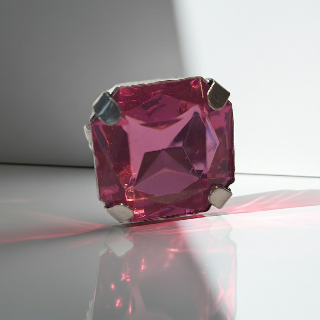 Srebrny pierścionek z dużym różowym kamieniem w kształcie kwadratu, metal, szlifowany kamień o intensywnym połysku, styl glamour, regulowany rozmiar, Rouge Bizu.