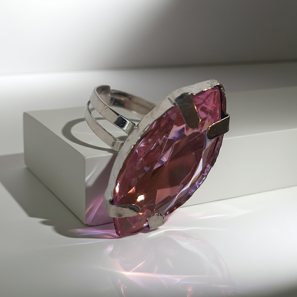Srebrny pierścionek z różowym kamieniem w kształcie łezki, metal, szlifowany kamień o subtelnym połysku, romantyczny styl, regulowany rozmiar, Rouge Bizu.
