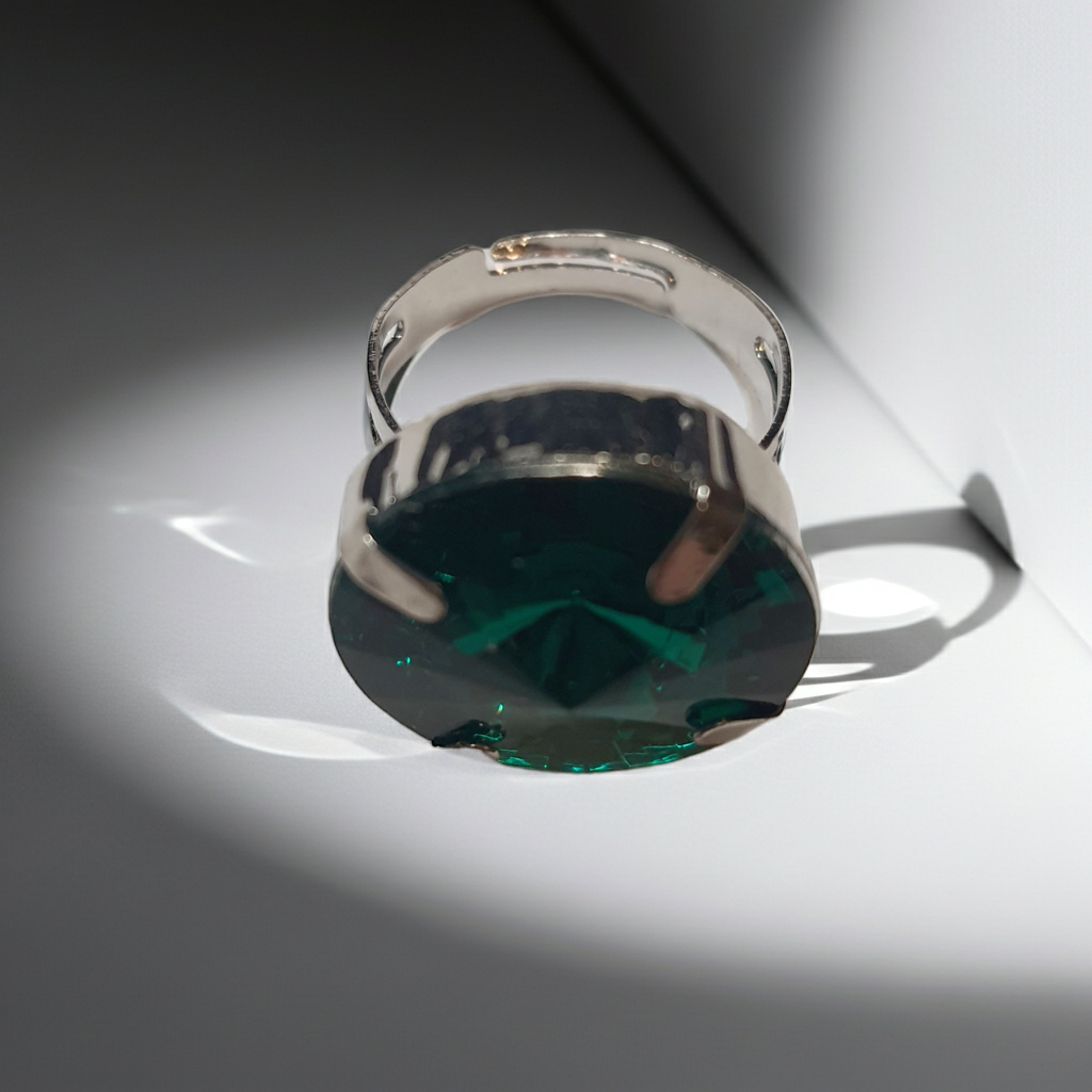 Srebrny pierścionek z dużym szmaragdowo-zielonym okrągłym kamieniem, metal, elegancki styl, szlifowany kamień o intensywnym połysku, regulowany rozmiar, Rouge Bizu.