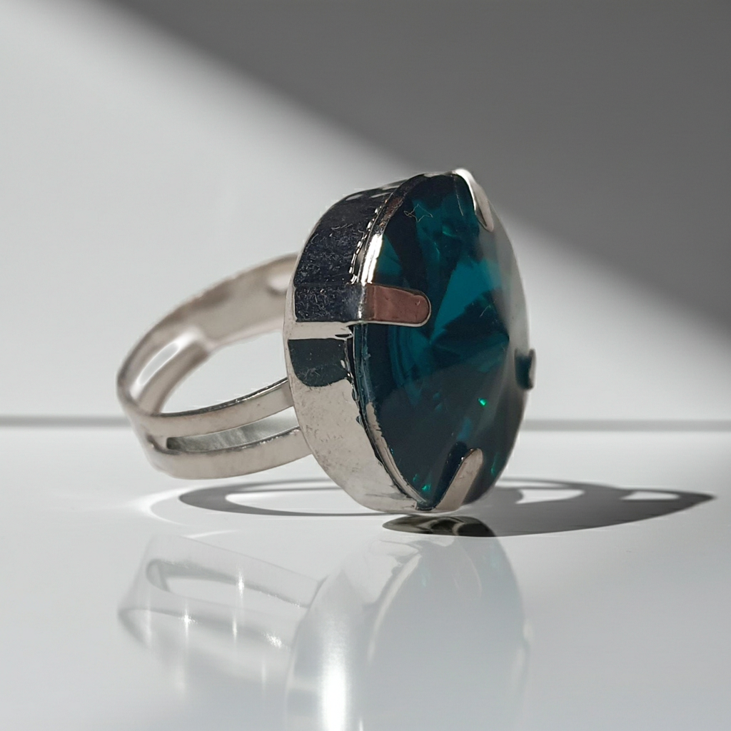 Srebrny pierścionek z dużym turkusowo-niebieskim okrągłym kamieniem, metal, szlifowany kamień o morskim połysku, elegancki styl, regulowany rozmiar, Rouge Bizu.