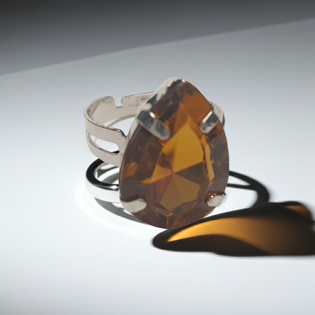 Srebrny pierścionek z dużym miodowym kamieniem w kształcie łzy, metal, elegancki styl glamour, szlifowany kamień o bursztynowym odcieniu, regulowany, Rouge Bizu.