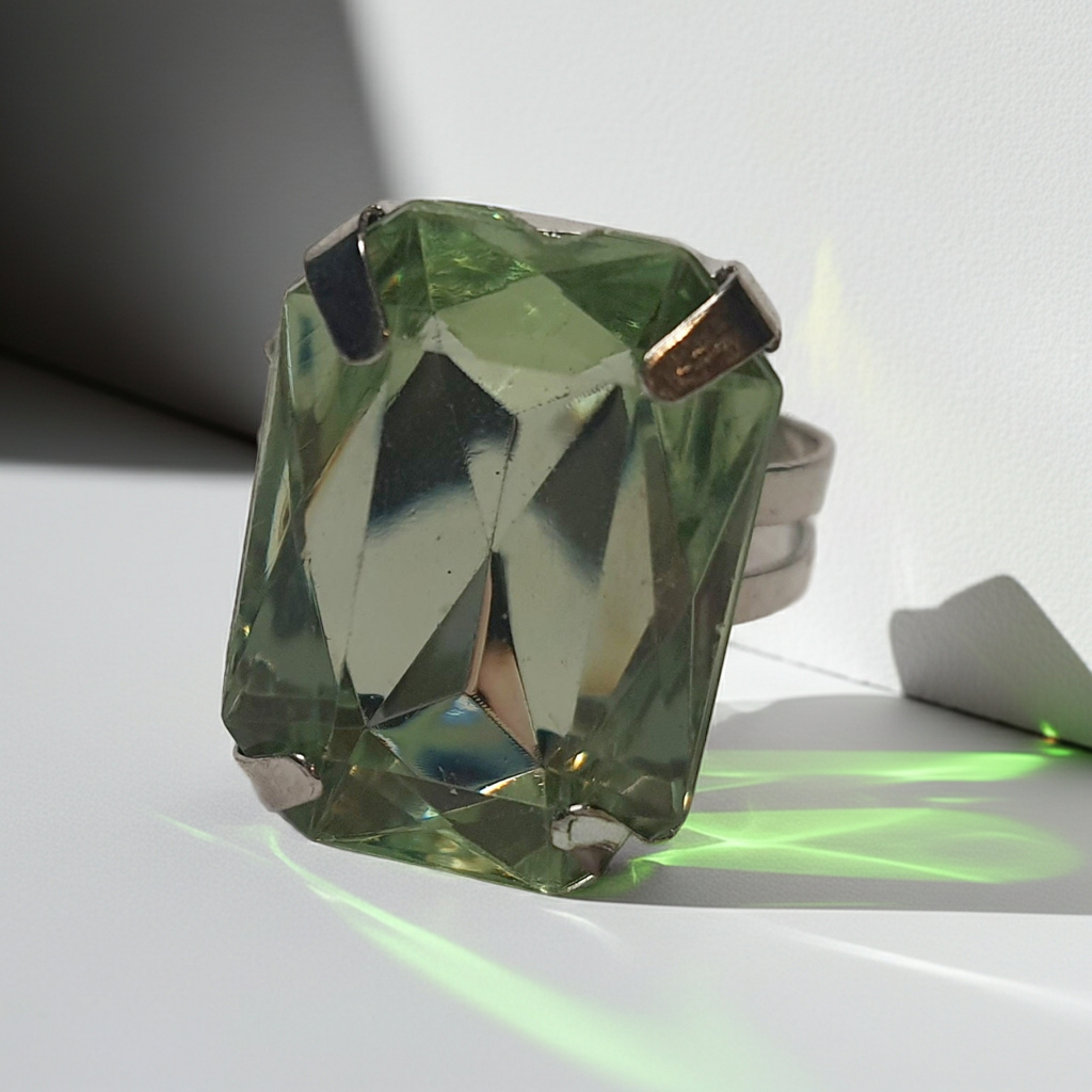 Srebrny pierścionek z dużym zielonym prostokątnym kamieniem, metal, szlifowany kamień o eleganckim połysku, rozmiar 17 mm z regulacją, styl klasyczny, Rouge Bizu.