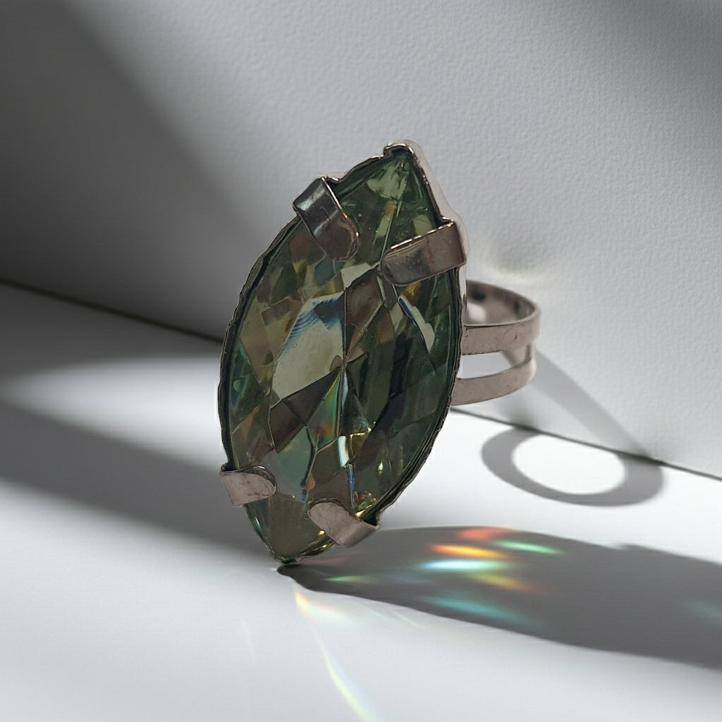 #pierścionek #zielonypierścionek #biżuteria #pierścionekdamski #markiza #stylowy #rougebizu #elegancja #modnabiżuteria #regulowanypierścionek
Srebrny pierścionek z zielonym kamieniem w kształcie markizy, elegancki i delikatny, błyszczący szlif, regulowany rozmiar, Rouge Bizu.