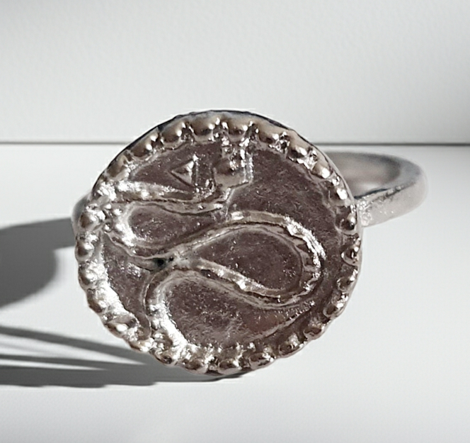 Srebrny talizman – pierścionek z motywem węża na okrągłej tarczy