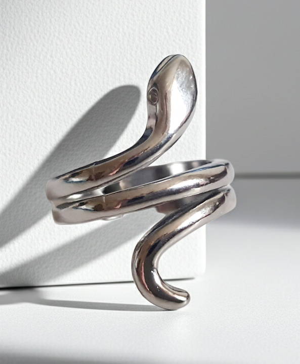 Srebrny wąż – pierścionek o zmysłowym, spiralnym kształcie