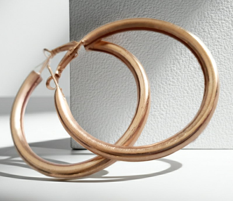 Szerokie złote kolczyki koła hoops ze stali nierdzewnej, chirurgicznej – klasyczny styl w rozmiarze XL. rougebizu
