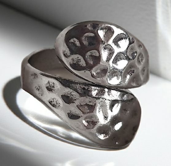 Gold ring with green stones – vintage glamour and elegance