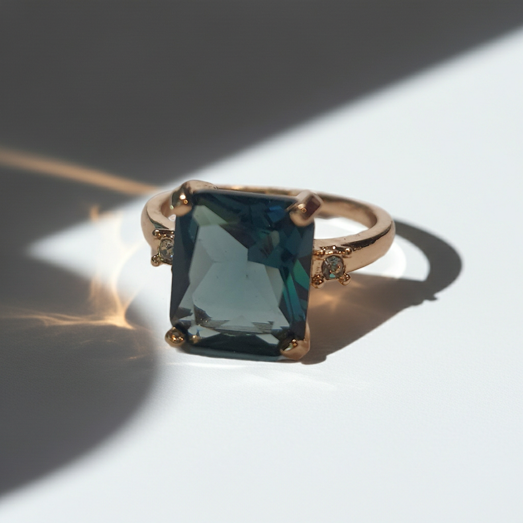 Złoty pierścionek ze stali nierdzewnej z prostokątnym szafirowym kamieniem i drobnymi cyrkoniami po bokach w stylu klasycznym glamour. Rozmiar 19 mm. stal chirurgiczna, stal nierdzewna, wodoodporne, hipoalergiczne, jakość premium, RougeBizu.