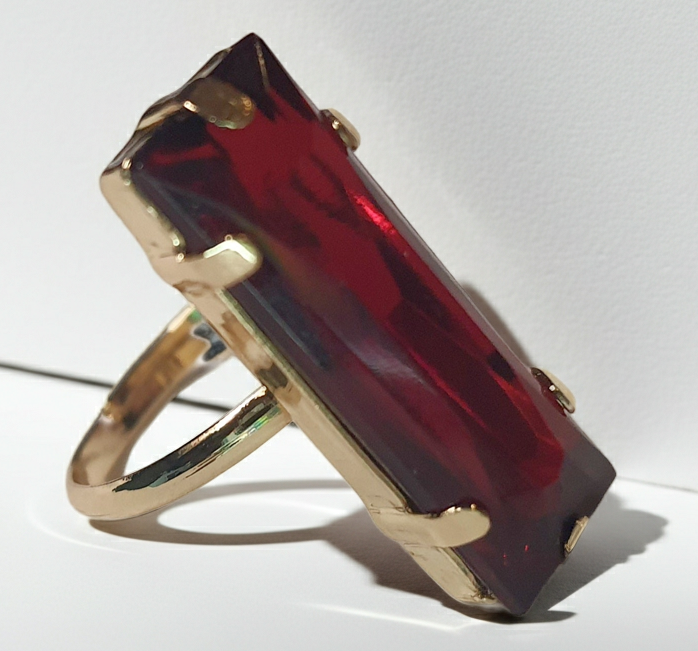 Złoty pierścionek z długim rubinowym kamieniem w stylu glamour, elegancki i efektowny. Rozmiar 17 mm, lekko regulowany. Stal nierdzewna, stal chirurgiczna, wodoodporne, hipoalergiczne, jakość premium. Rouge Bizu.