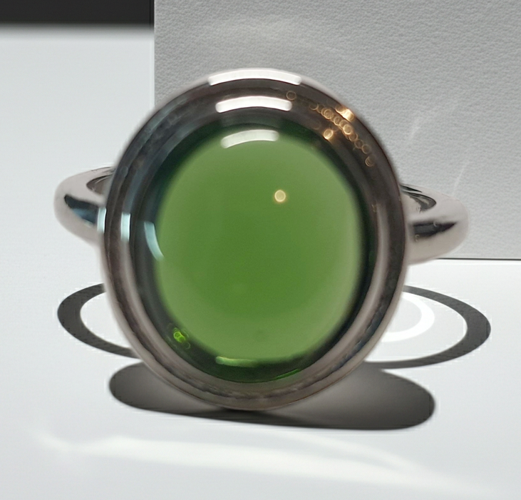 Pierścionek ze szmaragdowym kamieniem w stylu glamour vintage, w srebrnej oprawie. Klasa, elegancja i styl. Rozmiar 19 mm. Stal nierdzewna, stal chirurgiczna, wodoodporne, hipoalergiczne, jakość premium. Rouge Bizu.