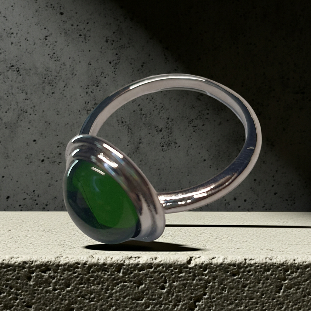 Pierścionek ze szmaragdowym kamieniem w stylu glamour vintage, w srebrnej oprawie. Klasa, elegancja i styl. Rozmiar 19 mm. Stal nierdzewna, stal chirurgiczna, wodoodporne, hipoalergiczne, jakość premium. Rouge Bizu.