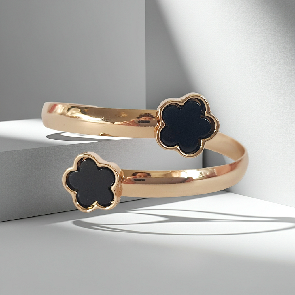 Sztywna bransoletka w kolorze żółtego złota z czarnymi kwiatami, stal nierdzewna, wodoodporna biżuteria damska | RougeBizu
